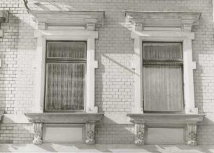 Markneukirchen, Doppelwohnhaus : Markneukirchen (Vogtlandkreis), Doppelwohnhaus (um 1890), Fenster Nummer 30, 1. Obergeschoss), Erlbacher Straße 32/30