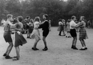 Zeltlager der "Falken" in Eckernförde 1951. Jugendliche beim Volkstanz