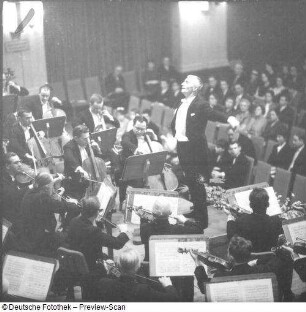 Konzert des Gewandhausorchesters Leipzig unter Leitung von Václav Neumann (A. Dvorak, Slawische Tänze)