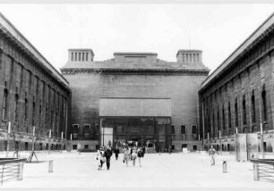 Besucher im Ehrenhof des Pergamonmuseums