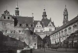 Stallhof mit Kanzlei und Georgentor : Dresden, Stallhof, Blick über den Innenhof mit Gondel auf Kanzlei, Georgenbau und Langen Gang