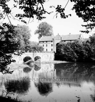 Torhaus: davor Schlossgraben mit Schlossbrücke