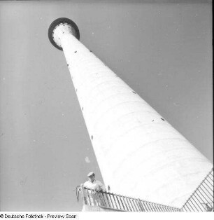 Dresden-Wachwitz. Fernsehturm (1964-1969; K. Nowotny, H. Rühle, J. Braune; monolithischer Stahlbetonmast, H. gesamt 252 m). Blick von unten zum Turmkopf, im Vordergrund das Geländer der Eingangsplattform