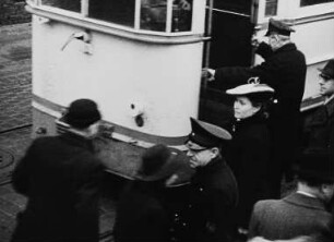 Szene aus dem amerikanischen Dokumentarfilm "Dresden 1946": Fahrgäste an der Straßenbahn