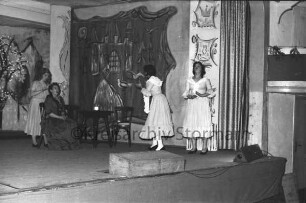 Weihnachtsmärchen: Hotel Oldesloer Hof: Saal: "Aschenputtel": Aufführung von Städtischem Musikkreis: Bühne: Szenenbild mit Schauspielern: Aschenputtel, Stiefschwestern und Stiefmutter: 21. Dezember 1956