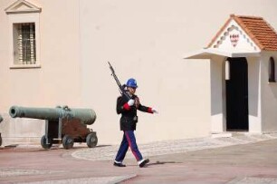Monte Carlo - Wachsoldat : Wachsoldat marschiert ständig vor dem Eingang zum Fürstenpalast hin und her. Aufgenommen in Monte Carlo am 22. April 2006