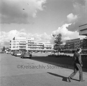 Rathausplatz: Blick Richtung Nordosten: in der Randbebauung hinten Johs. Schmidt Markt: links Reeshoop (später Manfred-Samusch-Straße)