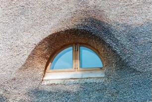 Sühlen: Zur Trave 16: Fachwerkhaus mit Reetdach: nach Neueindeckung: Detailaufnahme: Fledermausgaube
