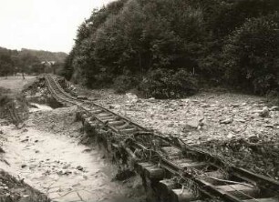 Unwetterkatastrophe im Osterzgebirge am 8./9. Juli 1927. Unterspülter Gleiskörper der Schmalspurbahn bei Burkhardswalde. Vorn links austrocknende Sedimente