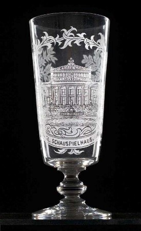 Fußbecher aus farblosem Glas mit geätzter Darstellung des Schauspielhauses
