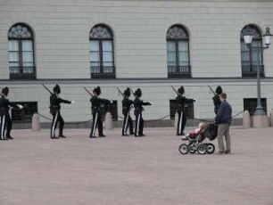 Oslo - Wachaufzug : Wachaufzug am Königsschloß. Aufgenommen in Oslo im September 2004