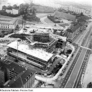 Kulturpalast im Bau, im Hintergrund der Neumarkt mit der Ruine der Frauenkirche