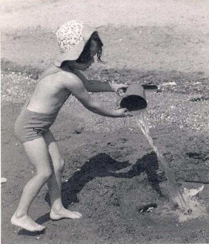 Karin Artin beim Spielen im Sand, Niendorf bei Timmendorfer Strand