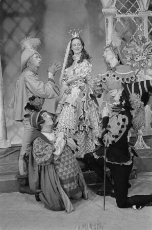 Szenenbilder aus dem Stück "König Drosselbart" von Armin-Gerd Kuckhoff und Marie Otto mit Musik von Kurt Heuser im Theater am Schiffbauerdamm Berlin. Uraufführung 13.12.1947