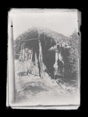 [Karajá-Masken in einer Hütte]