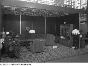 Ausstellungskoje mit Wohnzimmermöbeln des VEB Möbelkombinat Ribnitz-Damgarten. Ansicht mit Sitzgruppe "Carola" und Wohnzimmerschrank "Granada
