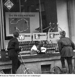 Passanten vor Schaufenstern