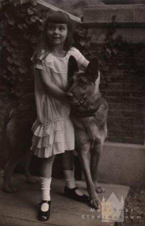 Prinzessin Henriette von Schoenaich-Carolath mit Schäferhund "Arno"