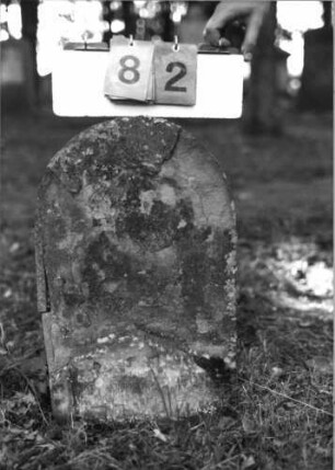Grabstein 82 (Index: 99796136) Zustand: völlig verwittert Maße HxBxT: 63x38x9 cm Besonderheit: Kindergrab: Grabstein 82
