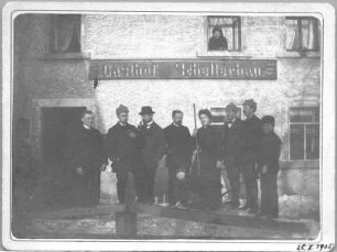 Schellerhau. Gruppenbildnis mit Max Schmiedel vor dem Gasthof Schellerhau