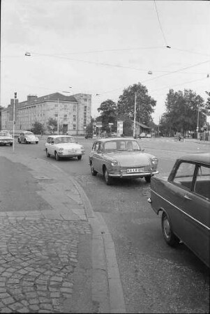 Verbreiterung der südlichen Kaiserstraße ab Waldhornstraße in Richtung Durlacher Tor um eine weitere Fahrspur