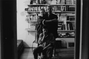 Familie K. (Fotografin, Gebrauchsgrafiker) in ihrer Wohnung