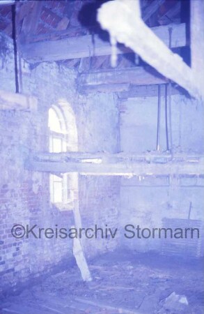 Blumendorf: Gut: westliches Torhaus: Innenansicht: Rundbogenfenster in Südwand
