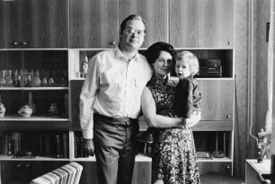 Familie L. (Chemiker, Ärztin) im Wohnzimmer