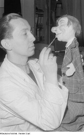 Kunsthandwerker Emil Stiehl bei der Anfertigung einer Handpuppe