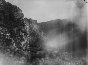 Krater des Nyiragongo : Blick vom Kraterrand in den Krater des Vulkans Nyiragongo in der Gruppe der Virunga-Vulkane