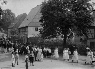 Festumzug auf dem Weg zum Erbgericht