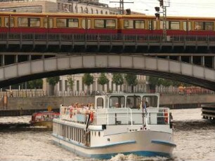 Spreebrücke am Bahnhof Friedrichstraße, S-Bahnzug, Spreeschiff