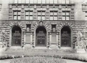 Leipzig, Neues Rathaus : Leipzig. Neues Rathaus. Teilansicht der Haupteingangsfront mit Löwen (G. Wrba)