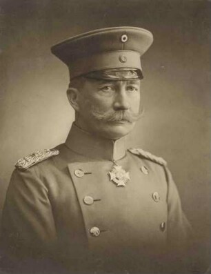 Leopold von Buch, Oberstleutnant, ab 1905 Oberst und Kommandeur von 1902-1907, preuss. Offizier, Brustbild mit Orden und Mütze