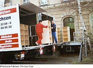 Anlieferung der fahrbaren Buch-Transportbehälter in der Marienallee