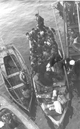 Reisefotos Spanien. Beiboote und Ruderboot mit 30 Faschisten und Gepäck, das Passagierschiff verlassend