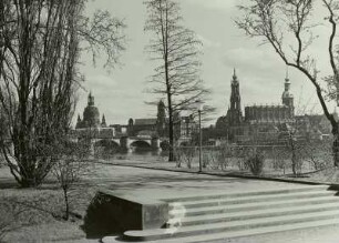 Dresden, Blick vom Neustädter Elbufer in Höhe des Japanischen Palais nach Südosten auf die Altstadt