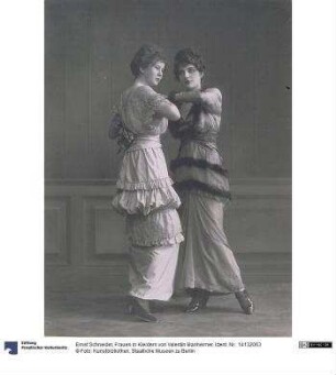 Frauen in Kleidern von Valentin Manheimer