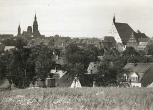 Blick von Nordosten auf die Stadt : Freiberg (Sachsen), Blick von Nordosten auf Kirche St. Petri (links) und Dom (rechts), rechts vom Dom Stadt- und Bergbaumuseum