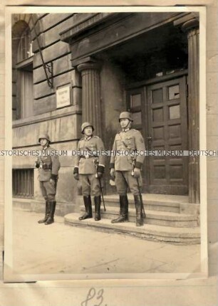 Angehörige der Ordnungspolizei vor der Kaserne des Polizei-Bataillons 31
