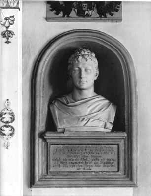 Gottlob Erasmus Curt Freiherr von Huldenberg : Art des Franz Pettrich. Epitaph für Gottlob Erasmus Curt Freiherr von Huldenberg (gestorben 1812). Stein. Nach 1812. Neukirch-Oberneukirch, Dorfkirche Oberneukirch
