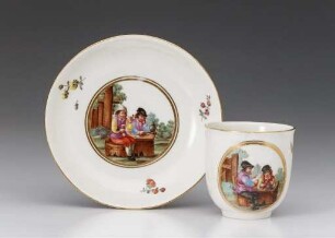 Kaffeetasse mit zwei Landleuten an Tisch