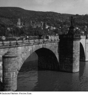 Heidelberg. Alte Brücke (1786-1788) gegen das Schloss