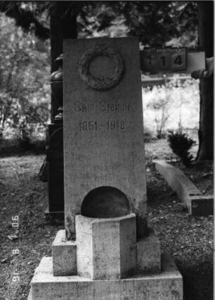 Grabstein 114 (Index: 99618508) Maße HxBxT: 133x41x21 cm Symbolik: Kranz: Grabstein 114