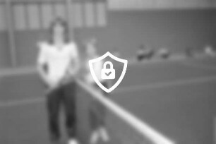 Tennishalle des TSV: Einweihung: zwei junge Tennisspieler jeweils mit einem Schläger in der Hand am Netz stehend