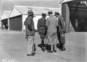 Flugplatz von Pretoria : Die Expeditionsteilnehmer auf dem Flugplatz von Pretoria im Gespräch mit Piloten