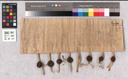Johann von Kuckelsheim (Kukelshem) macht bekannt, daß ihm Abt und Konvent von Werden den [im bergischen Amt Angernund gelegenen Sattel-] Hof Hetterscheid auf 2 Leiber verkauft haben. Er verpflichtet sich, die Güter des Hofs keinesfalls zu zersplittern noch zu entfremden. - Es siegeln der Aussteller, Burchard von Kuckelsheim, Bernd von Lutterbeke, Hinrik van Schure, Evert van Scheven, Johann van Schadelich, Hinrik und Johann Lüttelnau (Luttelnawe). - Datum ... ipso die conversionis s. Pauli.