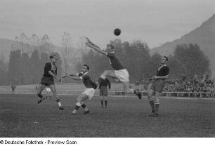 Handballspieler bei einem Spiel auf dem Feld der Sportschule