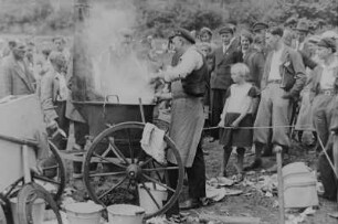 Spartakiade in Pöhla am 25./26. Juni 1932, Verpflegung durch die Gulaschkanone des Roten Frontkämpferbundes (RFB) : Spartakiade in Pöhla am 25./26. Juni 1932, Verpflegung durch die Gulaschkanone des Roten Frontkämpferbundes (RFB)