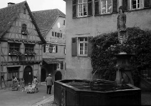 Marbach: Schillerhaus mit Wilder-Mann-Brunnen im Vordergrund
